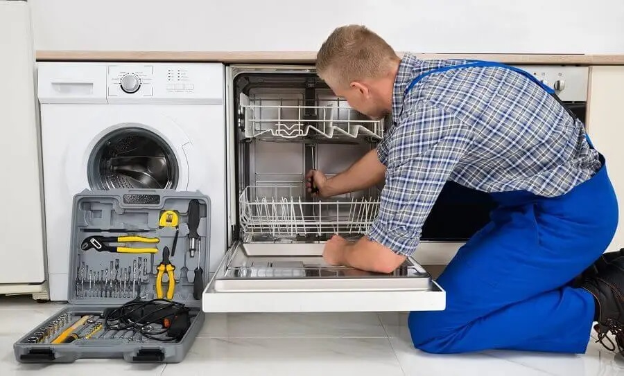 Menderes Midea servisi teknisyen ekibi beyaz eşya tamiri yaparken